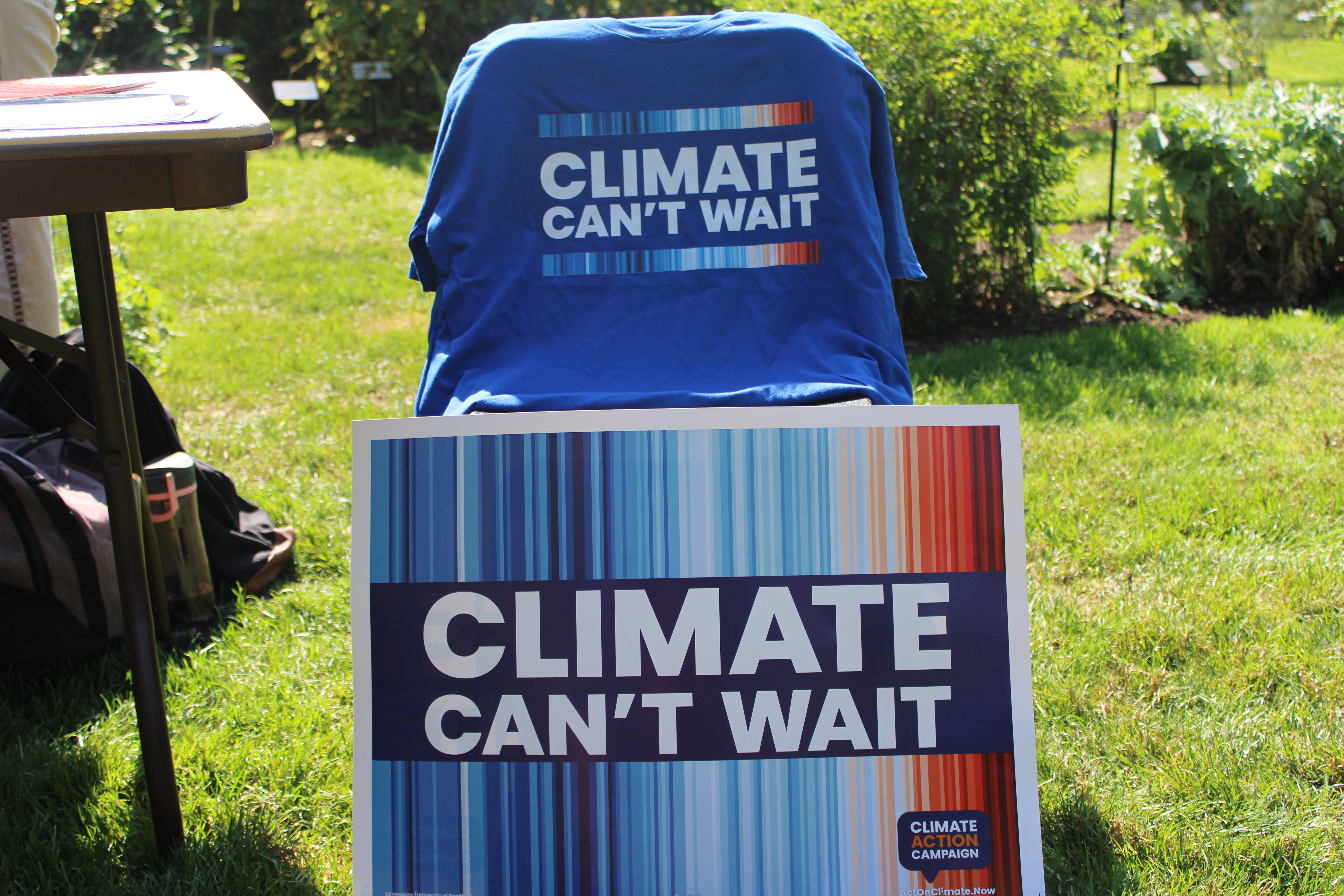 Climate can't wait sign and t-shirt.