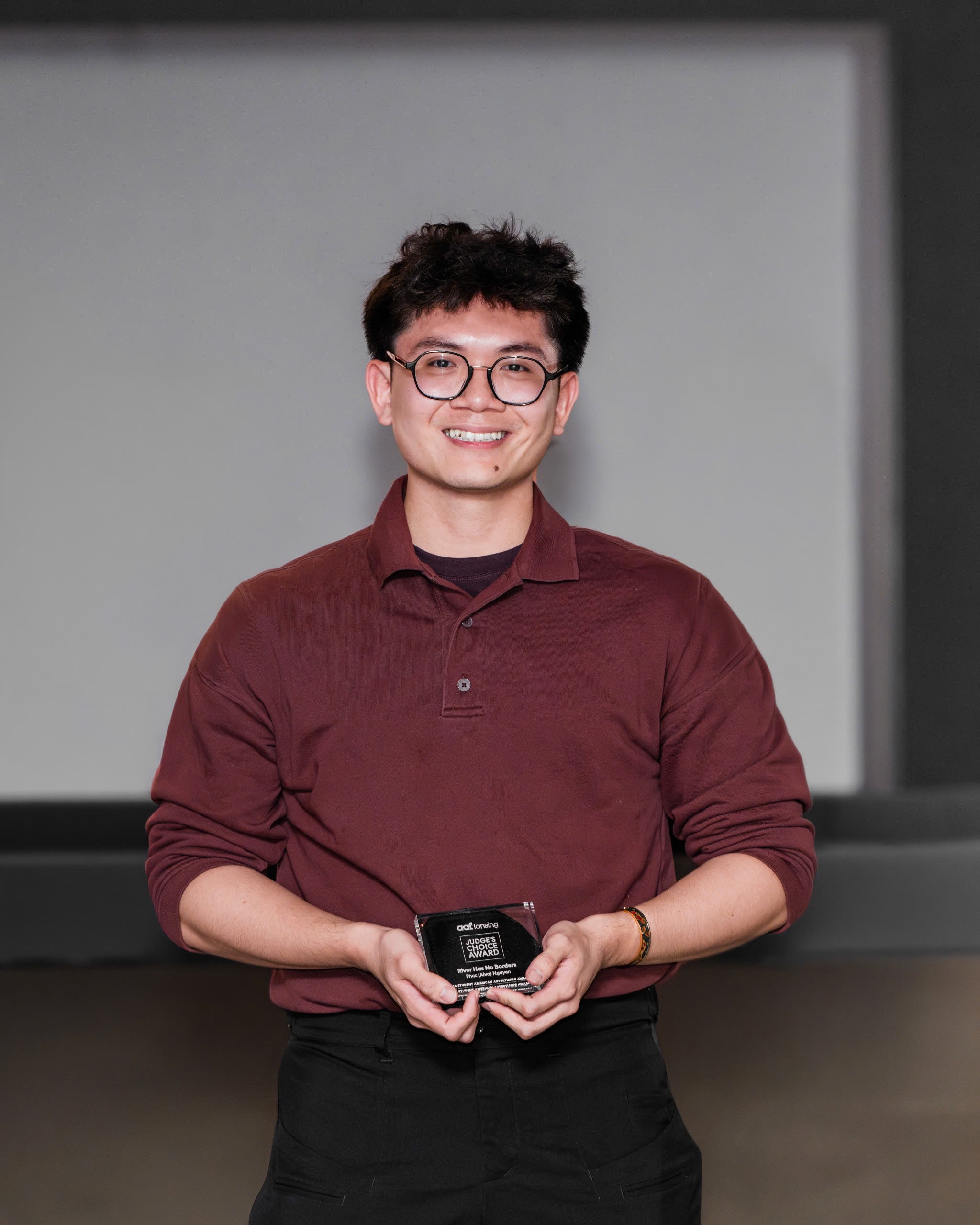 Alva posing with his award.