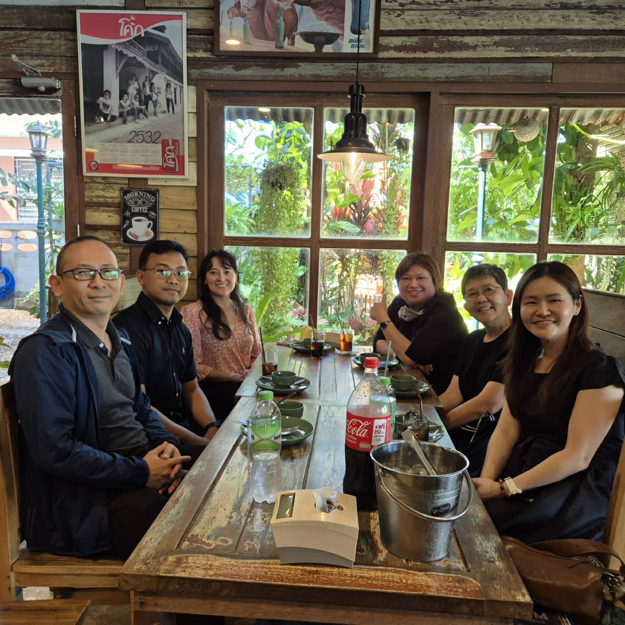 Emilia Emerson has lunch with researchers from KMITL. 