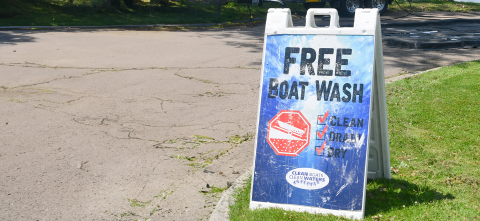 A sign that says, "Free Boat Wash"